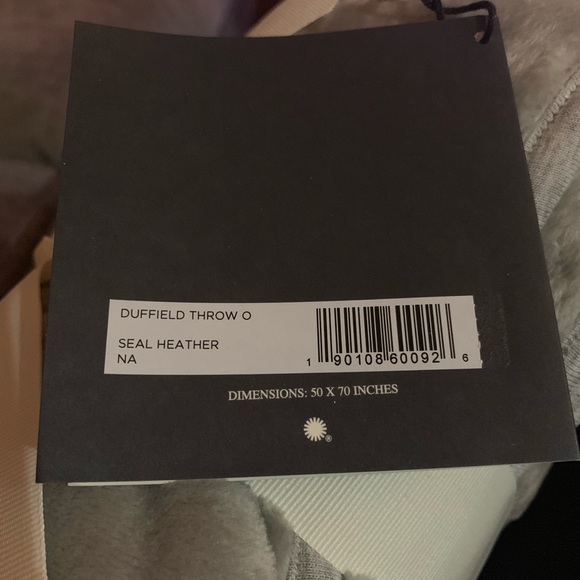 NWT UGG Grey Throw blanket - Picture 5 of 5